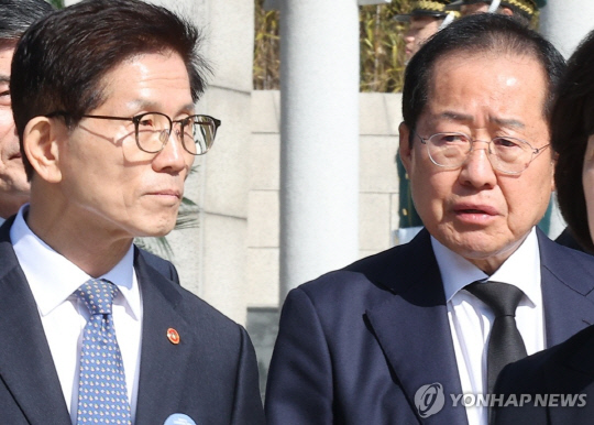 김문수, 홍준표 <사진: 연합뉴스>